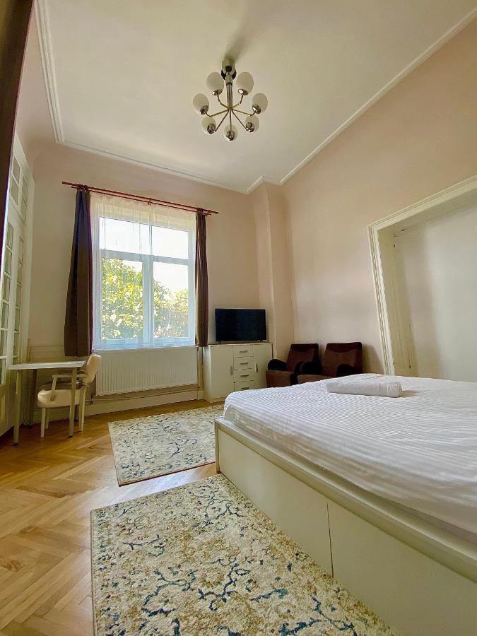 Km 0 Studio Bukares Bagian luar foto